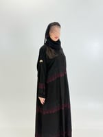 عباية حنيه بقماش كريب الابداع بتطريز هاري عنابي