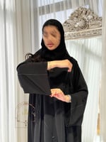 عباية ازلينا بقماش كريب رموش مزين بشك ناعم اسود