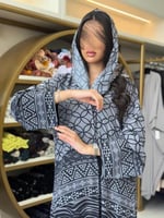 عباية اصايل بقماش حرير مرسوم اسود