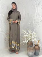 عباية صبا بقماش لنن بارد تطريز ترتر نود