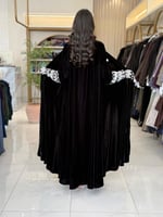 عباية ايلين بقماش مخمل كوري مع دانتل بالكم اسود