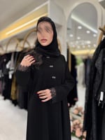 عباية اميليا بقماش كريب الابداع مزين بازره ودانتل...