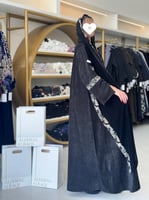 تشكيلة شتاء 2024 -عباية ياسمين بقماش مخمل بشال مطر...