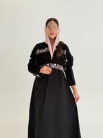 عباية ولاء بقماش كريب الاناقه مزين بتطريز نود