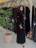 عباية نقاء بقماش مخمل كوري مزين بتطريز انيق