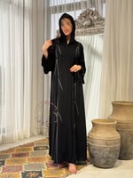 عباية ازلينا بقماش كريب رموش مزين بشك ناعم ابيض