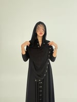 عباية وفاء بقماش كريب ملكي بتطريز اسود مع بيج