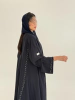 عباية سلام بقماش حرير مغسول بتطريز انوثي كحلي