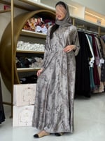 عباية حياة بقماش كريب حرير برنت مشجر بيج