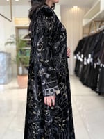 عباية الفاتنه بقماش شيفون مخمل ياباني اسود مع ذهبي