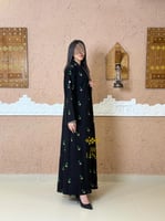 عباية اصرار بقماش كريب الاناقه بتطريز اخضر