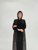 عباية جواهر بقماش كريب رموش مزين بشك ناعم بيج