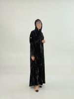 فخر بقماش مخمل كوري اسود بطبعات رمادي مزين بدانتل