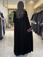 عباية غدق بقماش مخمل كوري مزين بكلفه بيج