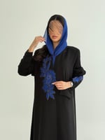 عباية وسميه بقماش انترنت مزين بشك ازرق