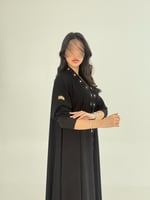 عباية وفاء بقماش كريب ملكي بتطريز اسود مع بيج