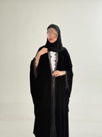 عباية دره بقماش مخمل كوري مزين بدانتل وهدب اسود