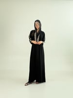 عباية سمرا بقماش كريب ملكي تدخيلات تطريز بيج