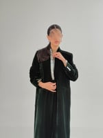 بليزر اسماء بقماش مخمل مبطن مزين بصدف زيتي