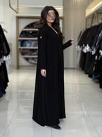 عباية فيولا بقماش كريب ملكي مع بلاك بيري بتطريز اس...