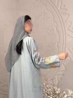 عباية صبا بقماش لنن بارد تطريز ترتر سماوي