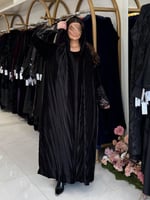 عباية سالي بقماش مخمل استرتش اسود مكسر كم دانتل