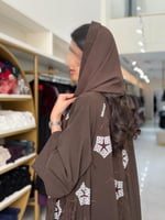 عباية مناير بقماش كريب ويفر مطرز بني محمر