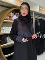 عباية هاليا كريب الاناقة مع كريب مقلم كحلي