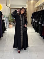 عباية فرحه بقماش كريب ملكي بتطريز فريد اسود مع بيج