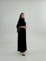 عباية مادلي بقماش مخمل كوري مزين بكسرات حرير اسود