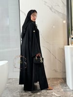 عباية اوريليا بقماش كريب رموش مزين بشك ناعم