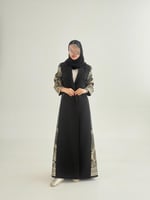 بليزر | عباية سمراء بقماش كريب ايطالي تدخيلات تطري...