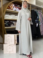 عباية فاديا بقماش لنن تركي بتطريز بالكم وشك بيج