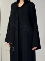 عباية زهرين بقماش كريب رموش مزينه بدانتل وشك اسود