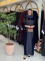 عباية تانيا بقماش مخمل كوري مع كريب كحلي