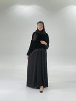 عباية جوانه بقماش مخمل كوري تدخيلات كريب ملكي بهدب