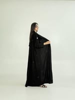 عباية سلام بقماش كريب كوبرا بتطريز ورد اسود