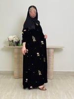 عباية تارا بقماش مخمل كوري بتطريز نثر اصفر