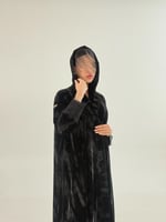 فخر بقماش مخمل كوري اسود بطبعات رمادي مزين بدانتل