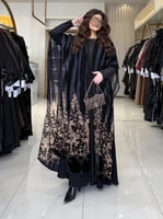 عباية الترف بقماش كريب ملكي مع شيفون مخمل كم استرت...