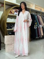 عباية بهجه بقماش شيفون مبطن بتطريز وردي