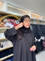 عباية علا بقماش كريب الاناقة بتطريز ورود اسود