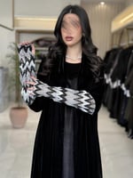 عباية ايلين بقماش مخمل كوري مع دانتل بالكم اسود