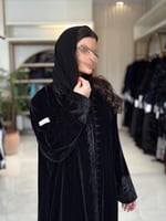 عباية نبيله بقماش مخمل كوري بتطريز هاري اسود