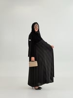 عباية ايلار بقماش كريب رموش مع حرير مقصب