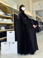 تشكيلة شتاء 2025 -عباية زهور بليزر مخمل مع كريب ال...