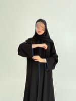 عباية لارين بقماش كريب ملكي مزين بقيطان كحلي 2