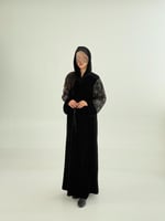 عباية تولاي بقماش مخمل كوري كم مطرز اسود ٢