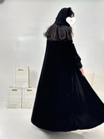 تشكيلة شتاء 2024 - عباية اعتدال مخمل كسرات بالكم م...