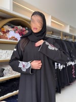 عباية ميلاس بقماش كريب الاناقة بتطريز ورود ابيض بع...